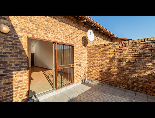 2 BEDROOM SECTIONAL TITLE TO LET IN NORTH RIDING
